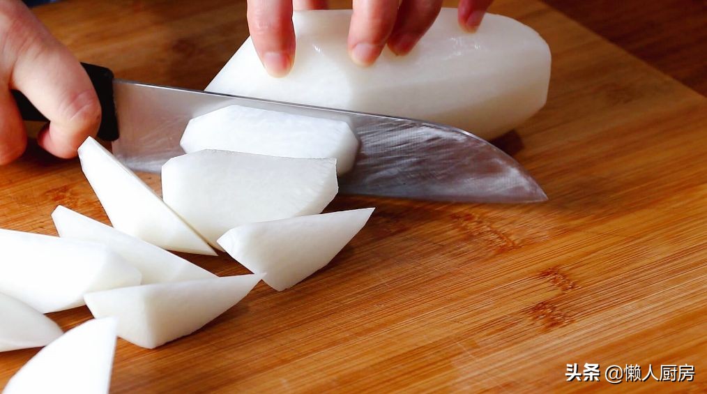 不用焯水，配上萝卜这样烧红烧肉，做红烧肉前多一步，肉不老不柴