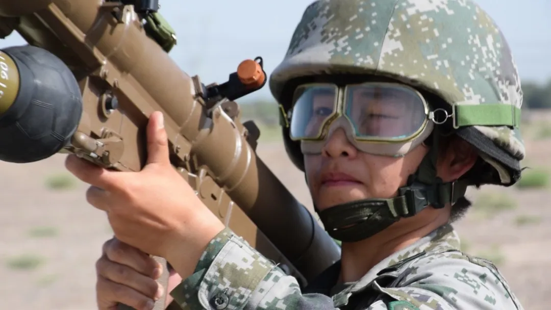 就是这么帅！77集团军小女兵，肩扛新型便携式导