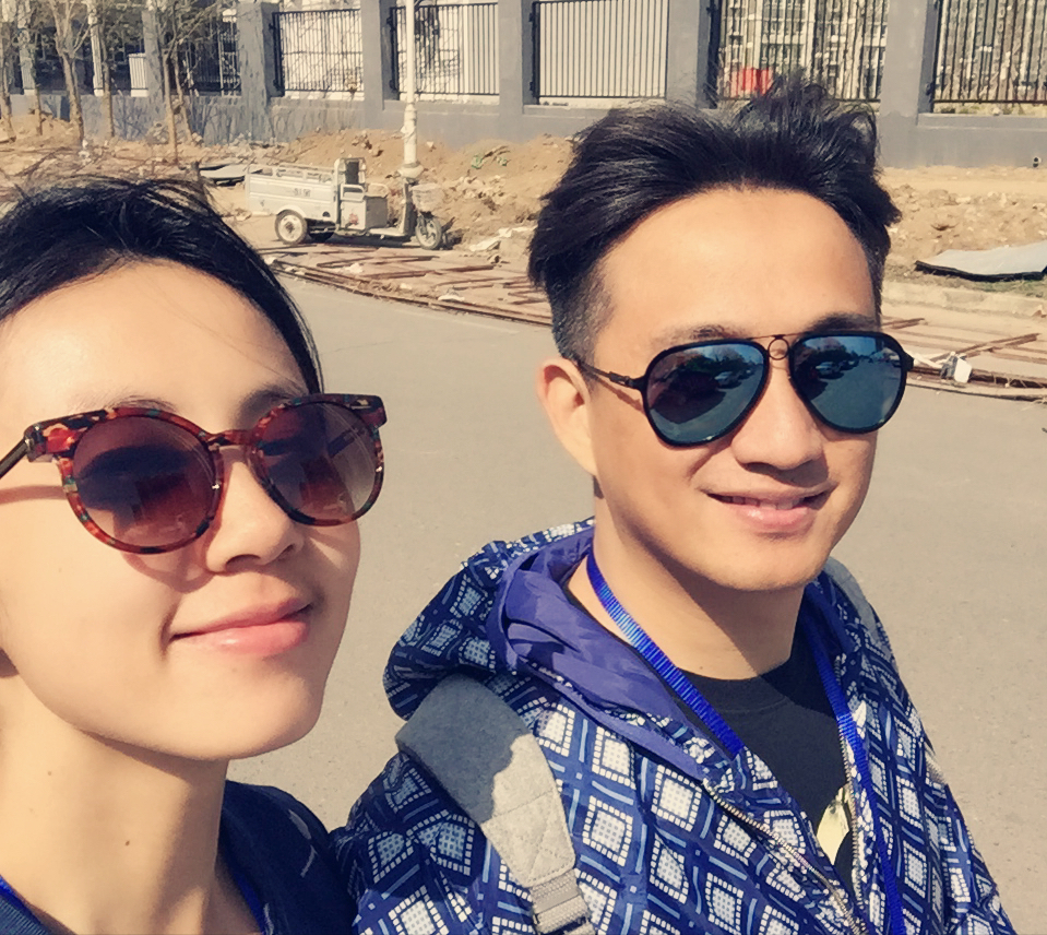 黄磊为妻女掌镜，多多依偎着孙莉如贴心小棉袄，母女同框超养眼