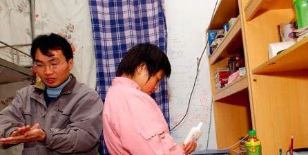 15年前，小伙不畏艰难带妹妹上大学感动全国，985毕业后如今怎样