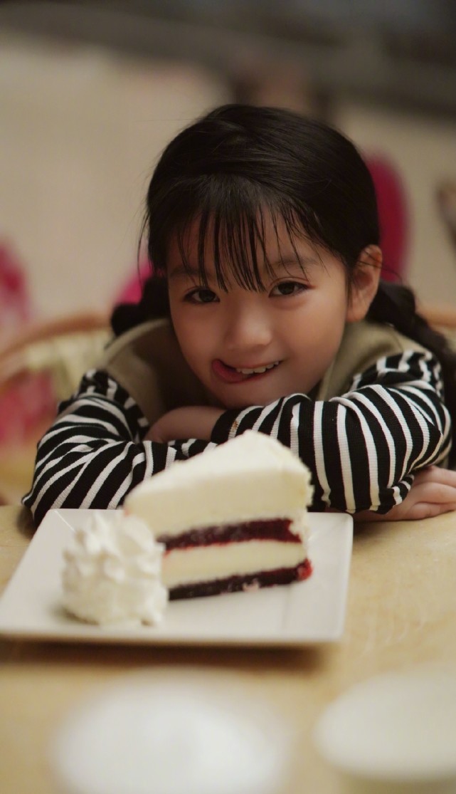 阿拉蕾的妈妈晒女儿日常，两个女儿越长越像，分食蛋糕超有爱