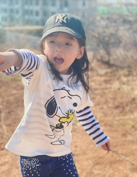 Dong Xuan tomb-sweeping day takes a daughter to plant tree, small dimple of 5 years old grows more beautiful more, work to be like young adult