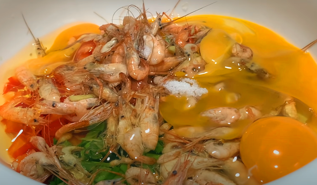 Two ways to eat a plate of river prawns, delicious and delicious.
