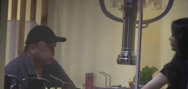 65岁导演王晶有新欢？深夜被拍与神秘女同进酒店