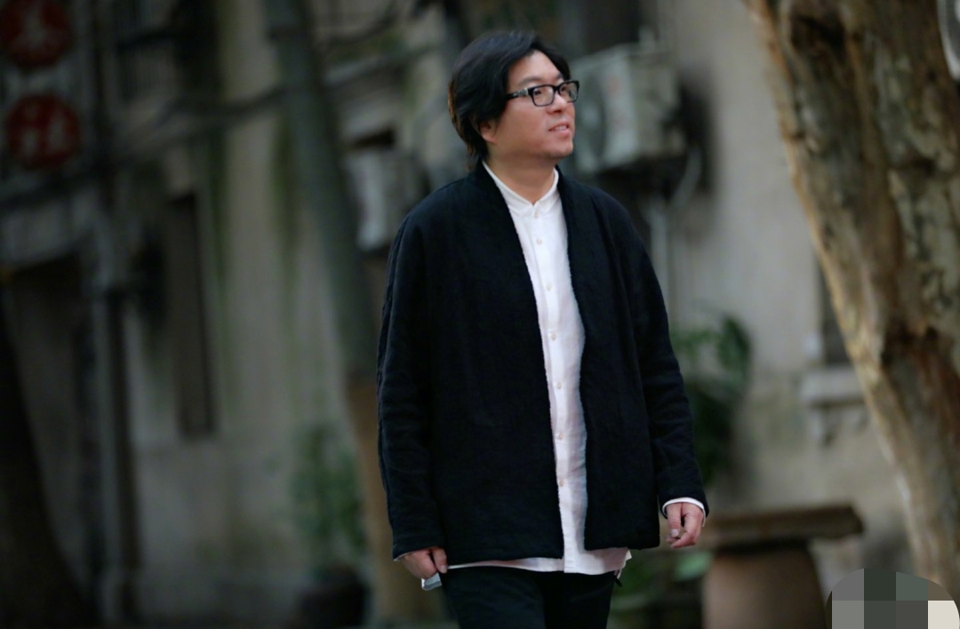 高晓松现身，成功瘦身26斤口罩仍遮不住脸，女儿