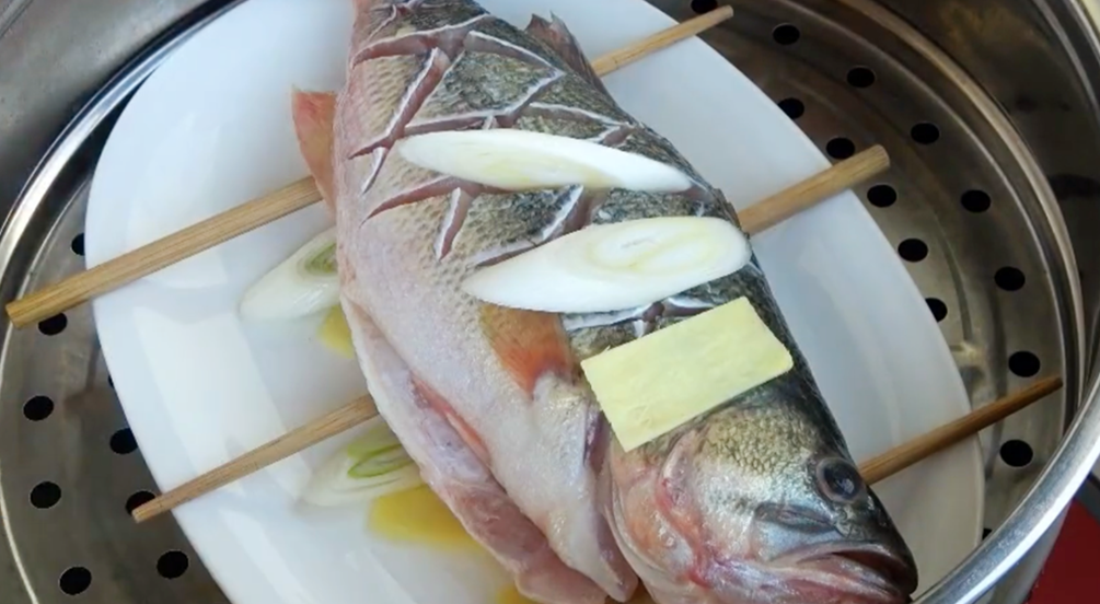 清蒸魚切記別放料酒和鹽，教你正確做法，魚肉鮮嫩多汁，不腥不老