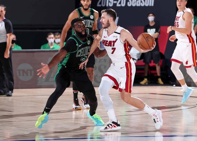 34歲老將關鍵時刻定軍心，連得5分殺死比賽，巴特勒讚他為領袖