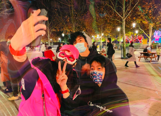 張柏芝不辭辛勞，謝振軒個子比媽媽高，出門仍學謝振南要母親照顧