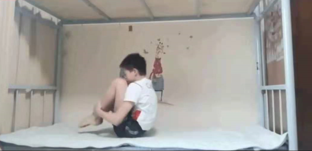 14岁全红婵当冠军仍不忘初心！穿白T住上下床，坚持训练长腿抢眼