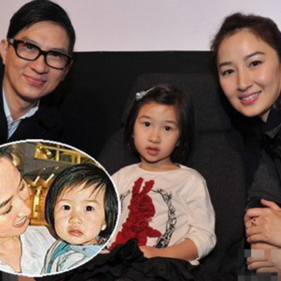 关咏荷现身商场，美貌好身材被赞保养有道，牵着女儿像姐妹