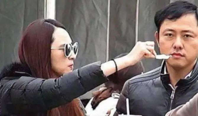 吴佩慈近况太惨，老公欠债带4娃急飞香港，边澄