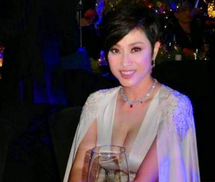 她情路坎坷：被李嘉欣老公抛弃，周慧敏老公抛