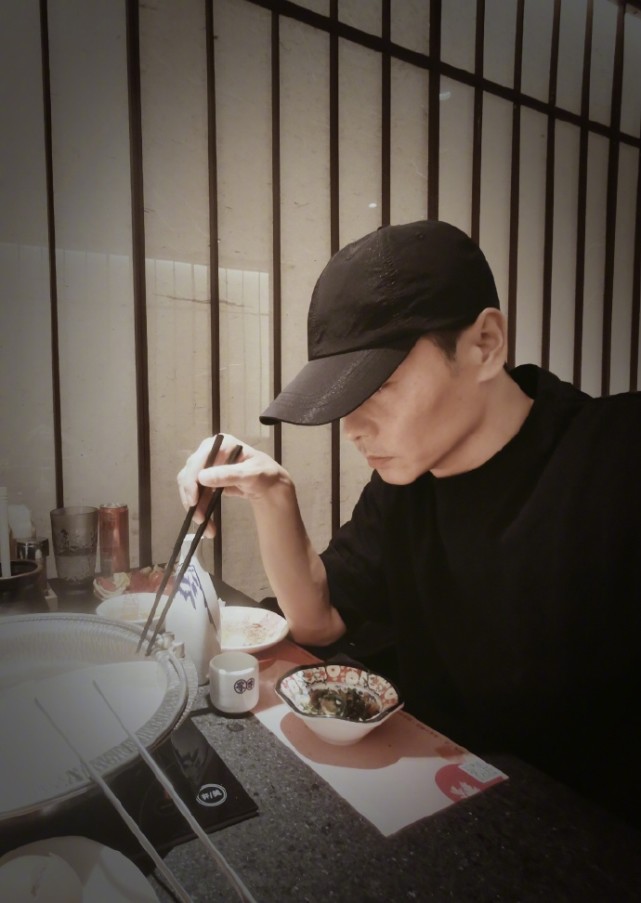 甜齁！蔡少芬晒夫妻十指紧扣撒糖，小鸟依人靠在张晋肩膀幸福爆棚