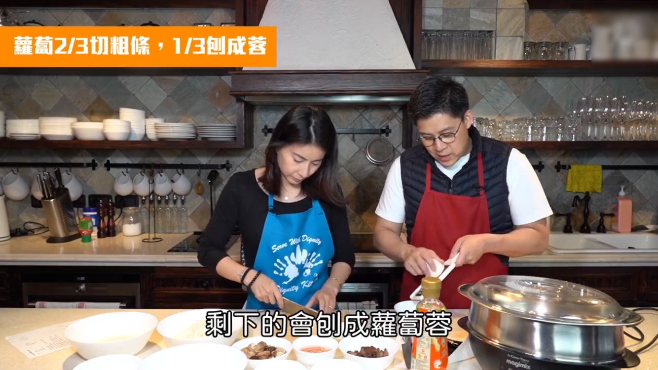 霍啟剛夫婦搭檔做美食，郭晶晶化身小助手，兩人搭配默契盡顯恩愛