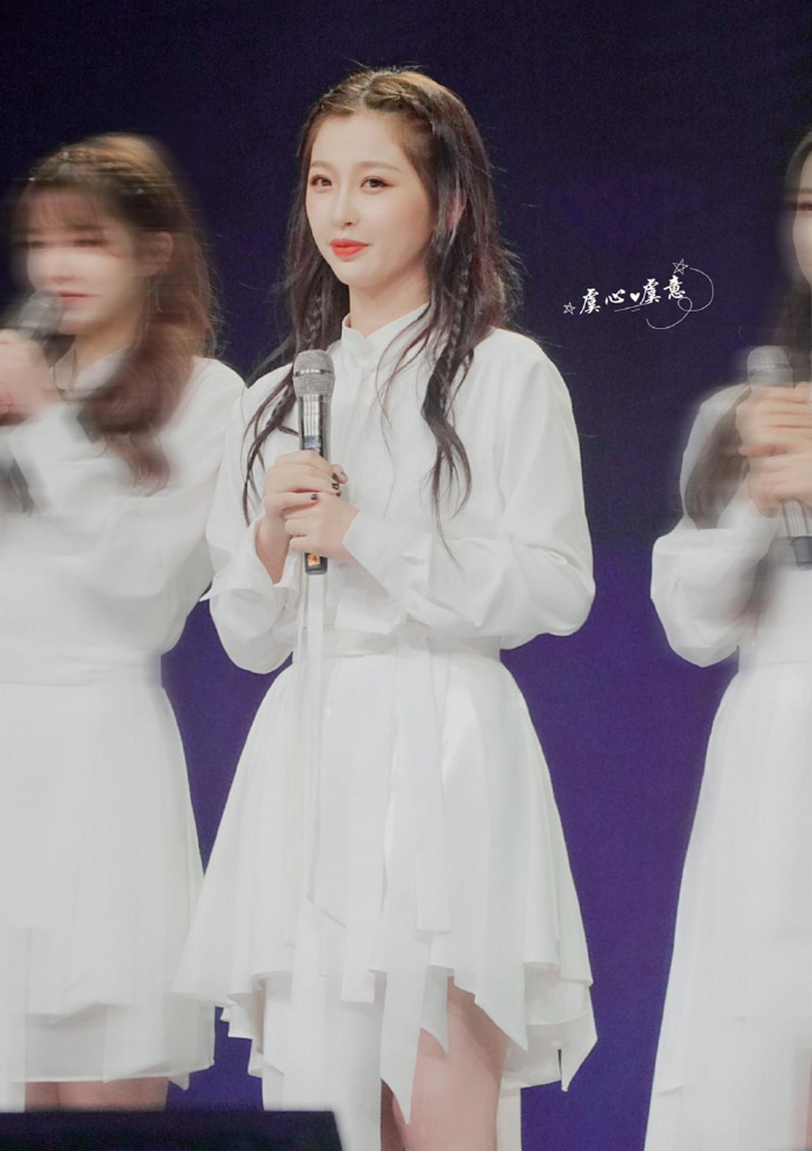 人家练舞都穿运动鞋，看看虞书欣穿的啥？大小