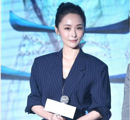 任嘉伦向李曼炫娃：要不要抱一抱？李曼七字回