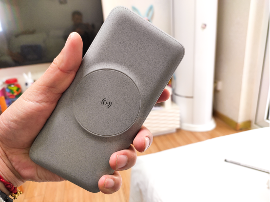 Nank南卡无线充电宝POW3：多机同时充电，还支持无线快充