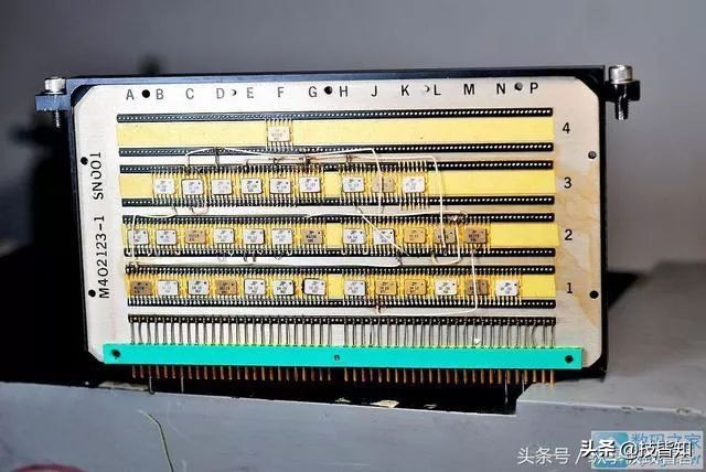 不服不行！硬核拆解1968年的美国军用计算机（附高清图）