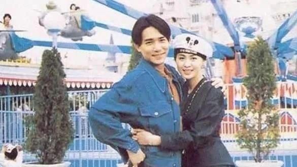 55岁刘嘉玲身材超好，穿吊带裙秀惹火身材，叉腰