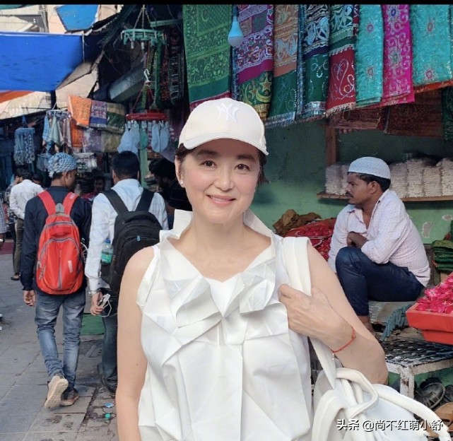 林青霞活了一场漂亮的人生，年轻时穿衣好潮，