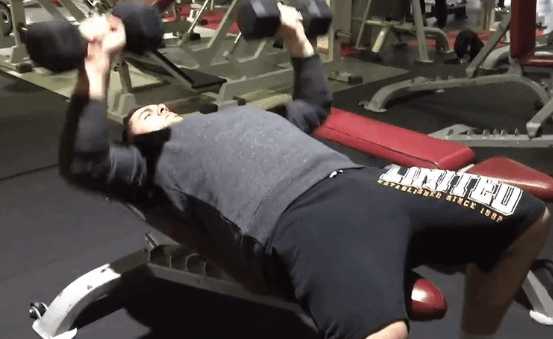 一位200斤外國宅男，2年時間，如何逆襲成158斤肌肉型男？