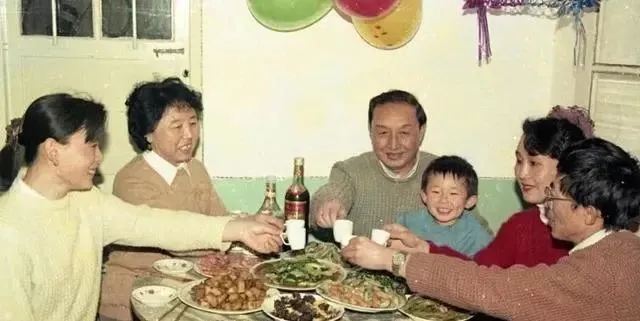 珍贵老照片：80年代富裕家庭聚餐照片，大鱼大虾红烧肉