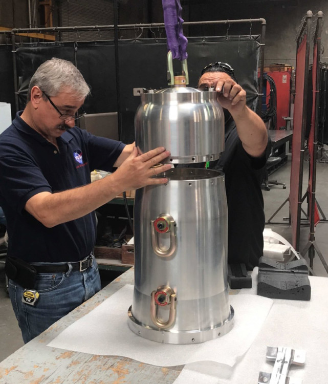 画面惊险又刺激！美国专家徒手拆核弹，网友直呼都是一群猛人