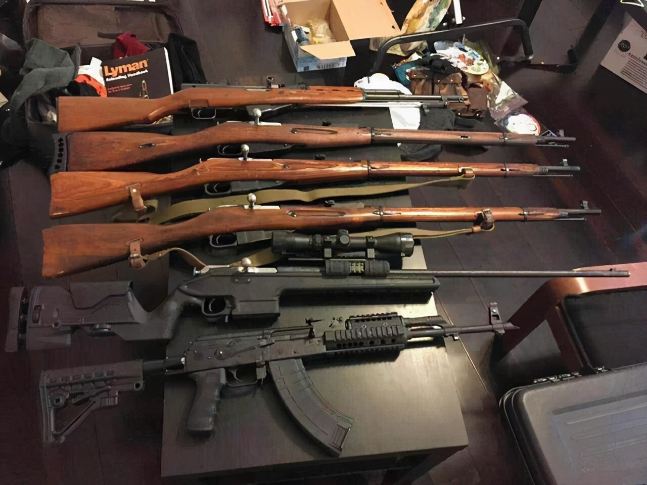 美國公民持槍自由，幾乎人人有槍，為何軍警鎮壓時卻沒人拿槍反抗