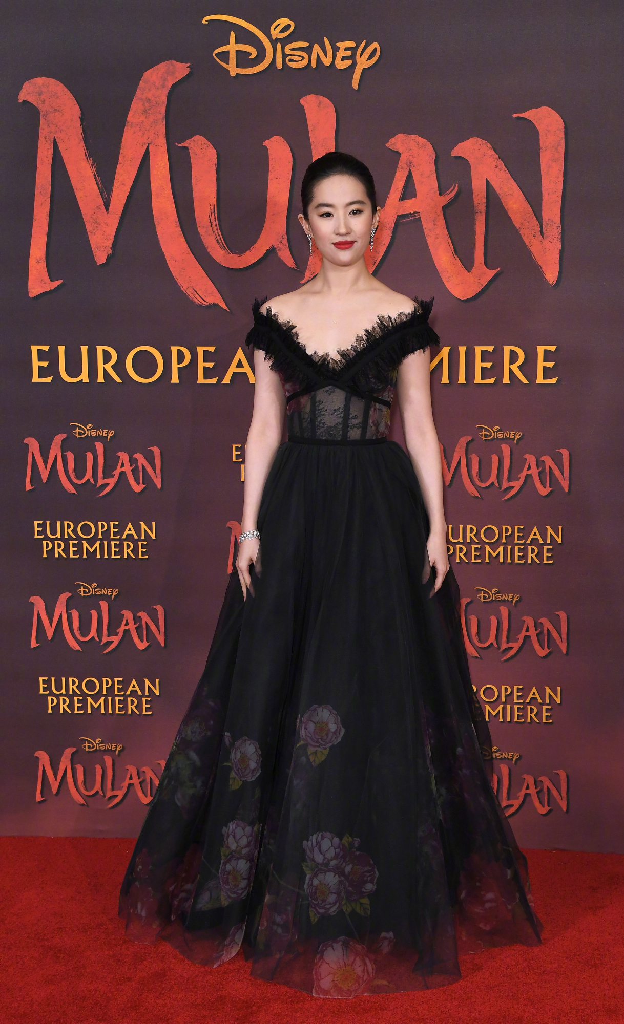 96斤刘亦菲和92斤Angelababy，同穿黑色一字肩纱裙，