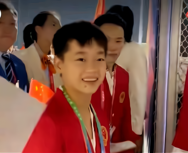 被夸的全红婵有多可爱？红姐听到后直点头，师姐：她心里可高兴了