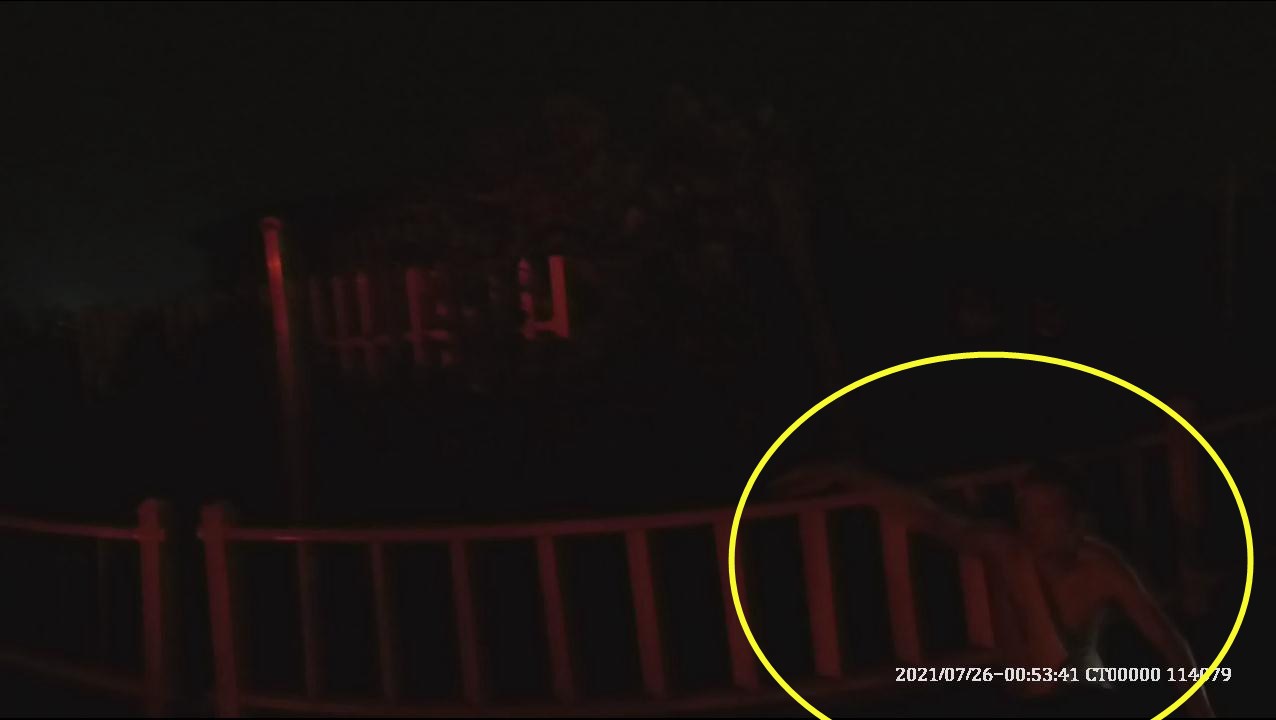 “我怎么会到这里来，我在哪里？”台风天，一男子竟光着上半身躺在了路中央