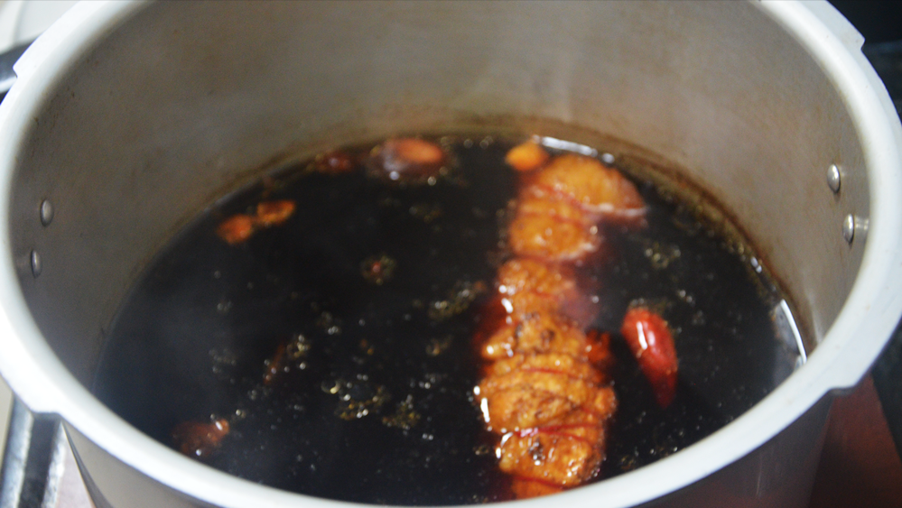 五花肉不要再红烧了，拿绳子捆起来，咸香不腻，我家一周吃5次