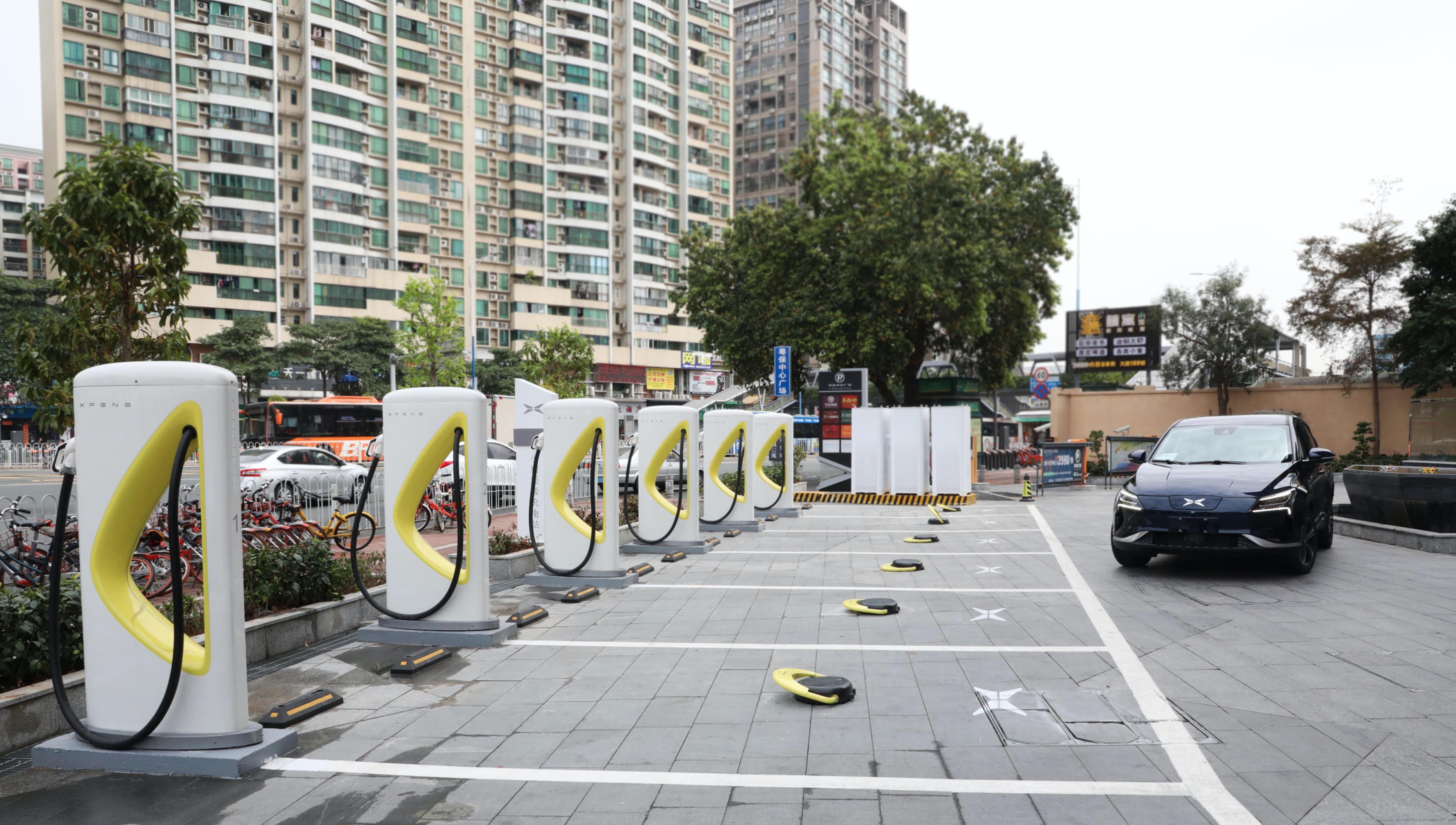 品牌向上VS品牌向下，小鹏汽车与蔚来的差距有多大？