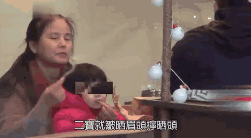 郭富城一家四口罕見同框，夫妻挽手很甜蜜，倆女兒正面超可愛