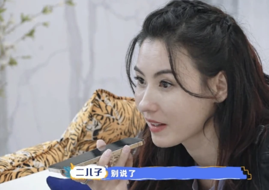 張柏芝帶兩個兒子逛街被偶遇，兄弟倆乖巧隨行，身邊還有保鏢護駕