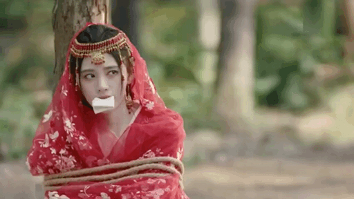 鞠婧祎演技再遭质疑,绑架塞嘴道像化妆棉,网友:在吃豆皮啦