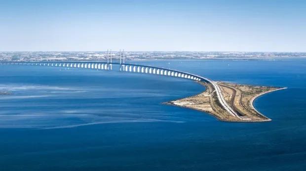 欧洲最长的跨海大桥，一半在海里，司机开出来就出国