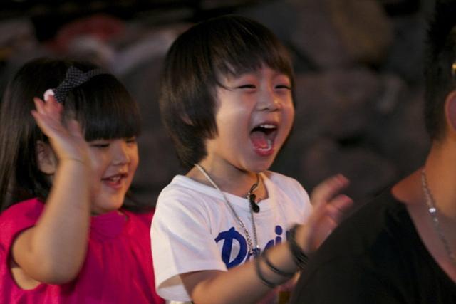 林志颖为儿子庆生，晒Kimi许愿照，生日蛋糕小到离谱