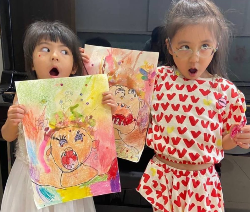 咘咘波妞果真是“小活宝”，画画搞怪全不落，贾静雯直呼：很爱演