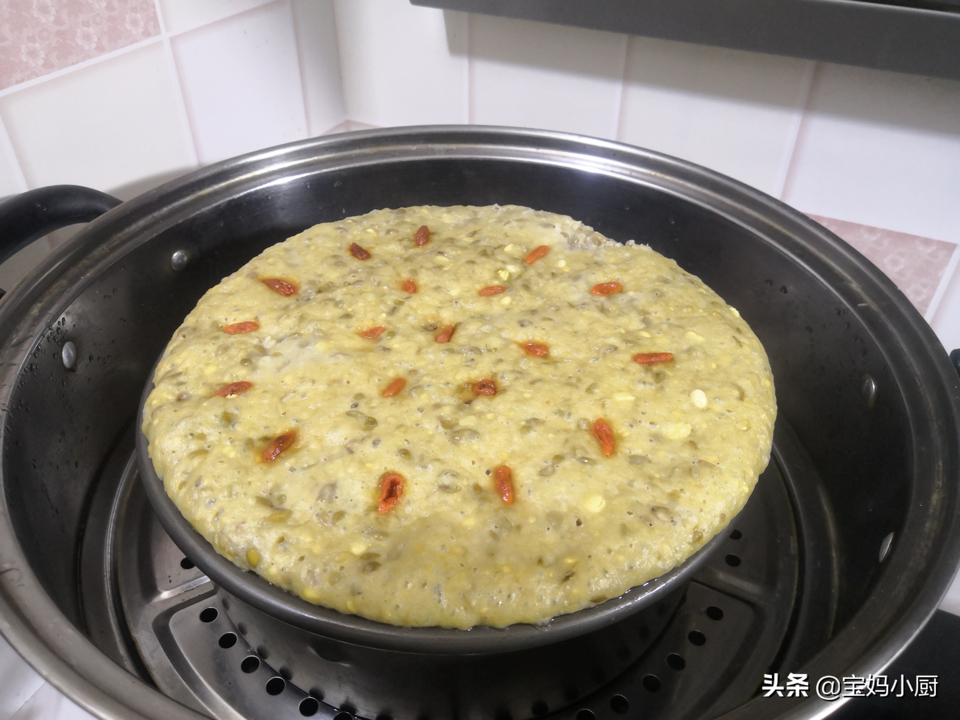 用綠豆湯做發糕火了，天熱常吃好，一攪一蒸就出鍋，有彈性還蓬鬆