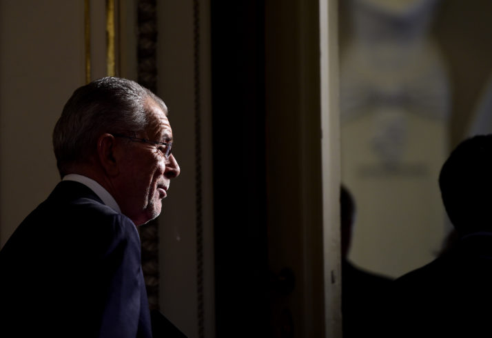 奥地利总统违反宵禁规定被警方“现场抓包”，道歉称聊天忘了时间