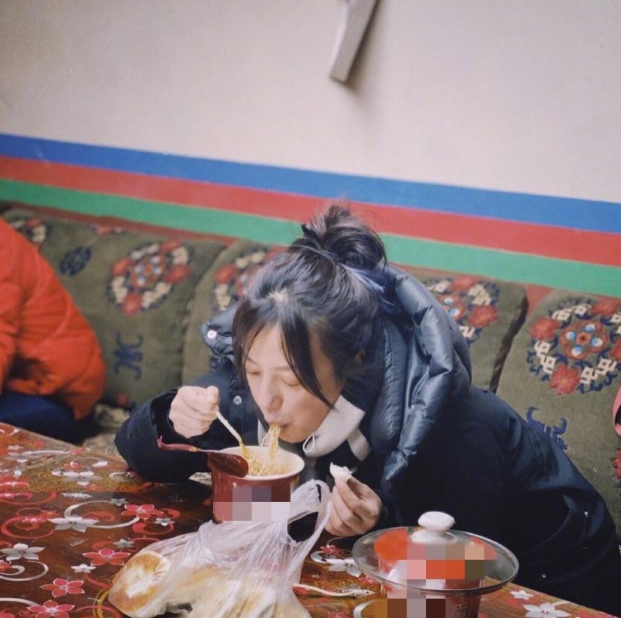 44岁赵薇晒度假照，大口吃面不在意形象，四字怒怼网友太解气