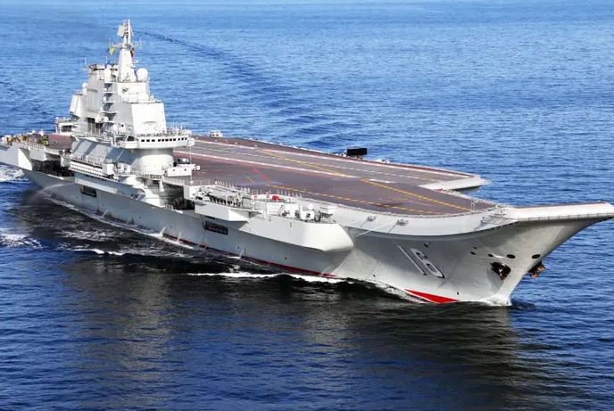 北京男子在美航母服役4年，回国见辽宁舰后，一