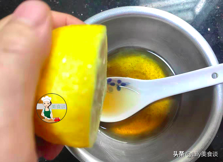 炸排骨時，別直接就下鍋炸，教你一招，排骨外焦里嫩，簡單又營養