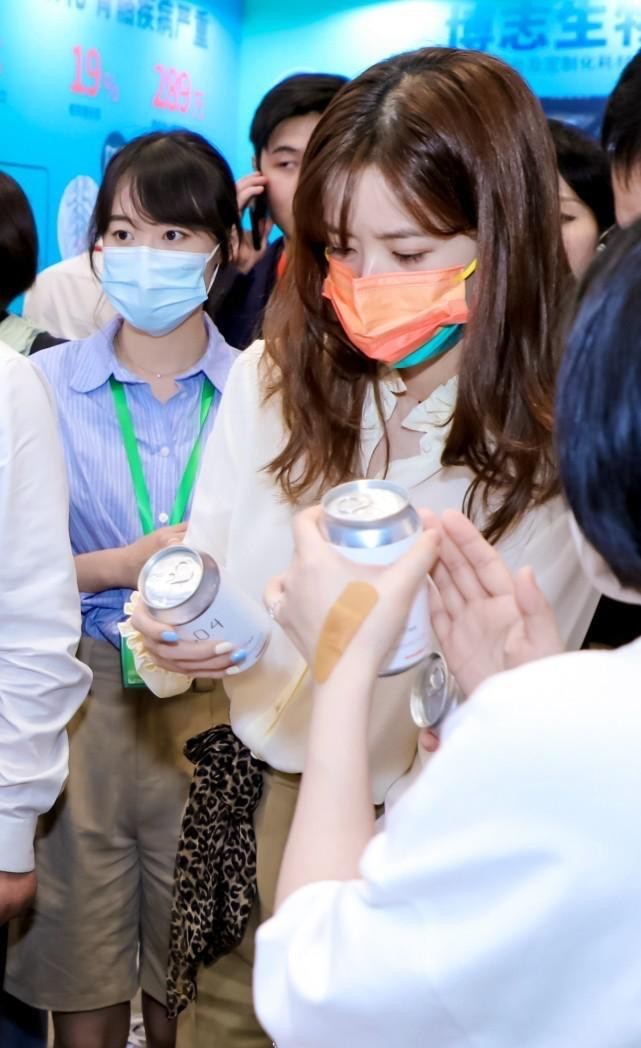 章泽天现身商界活动，代表丈夫选择投资项目，已能独当一面企业家