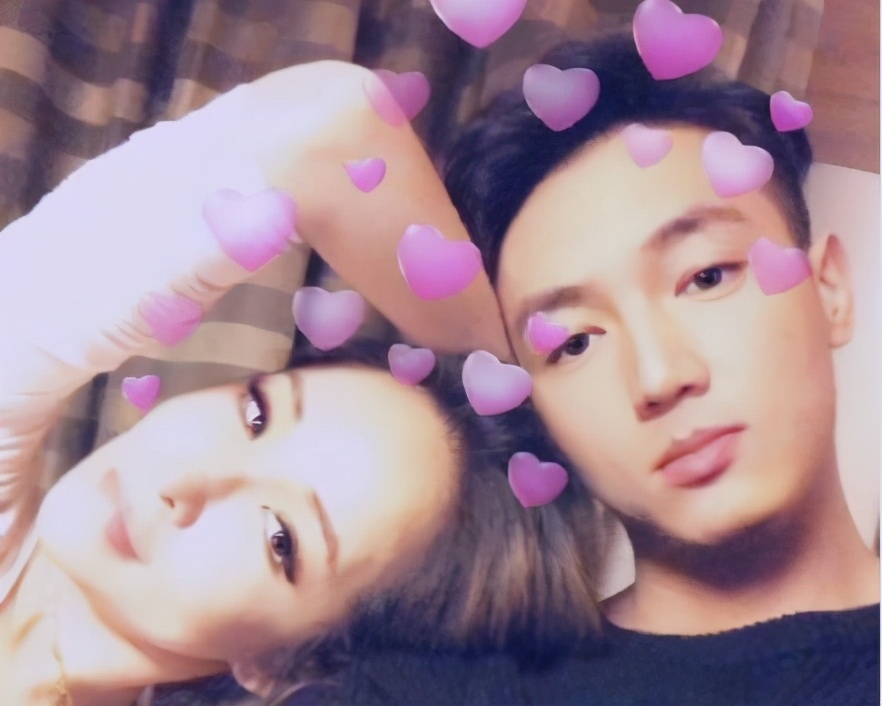 萧亚轩发奇怪视频后秒删，头发蓬乱抽泣不断，像是喝醉了酒