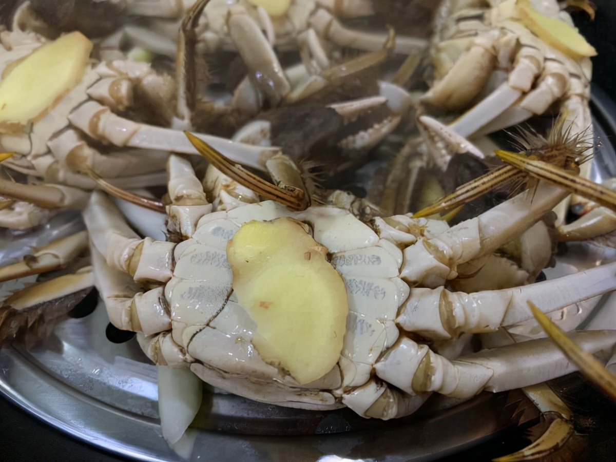 蒸螃蟹時，冷水蒸還是熱水蒸？口感差別很大，弄懂再蒸不吃虧