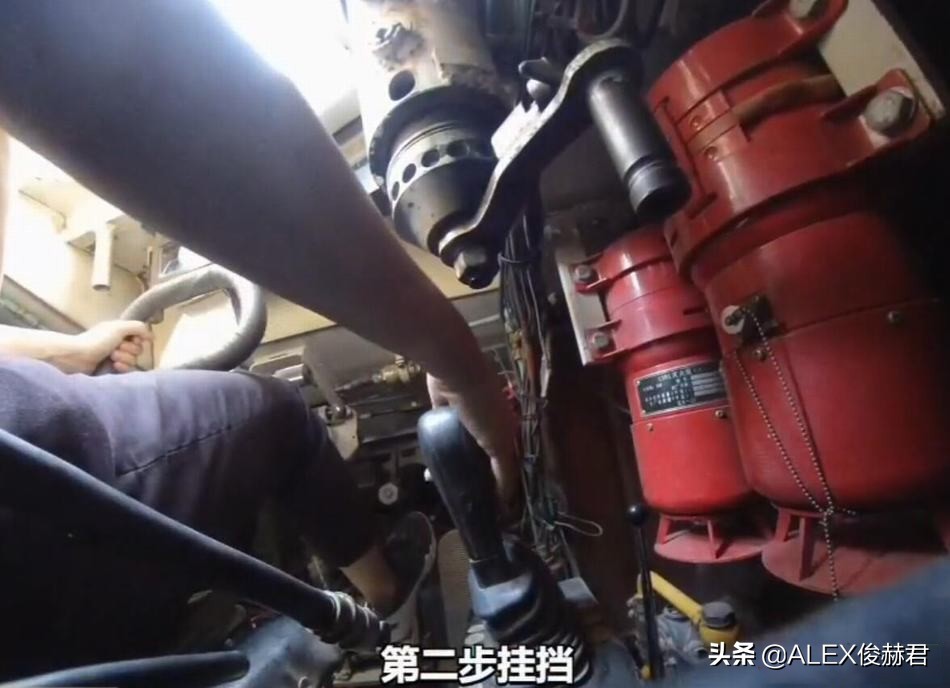 军事趣闻：62吨坦克溜车栽沟里，坦克有手刹么-第4张图片-大千世界