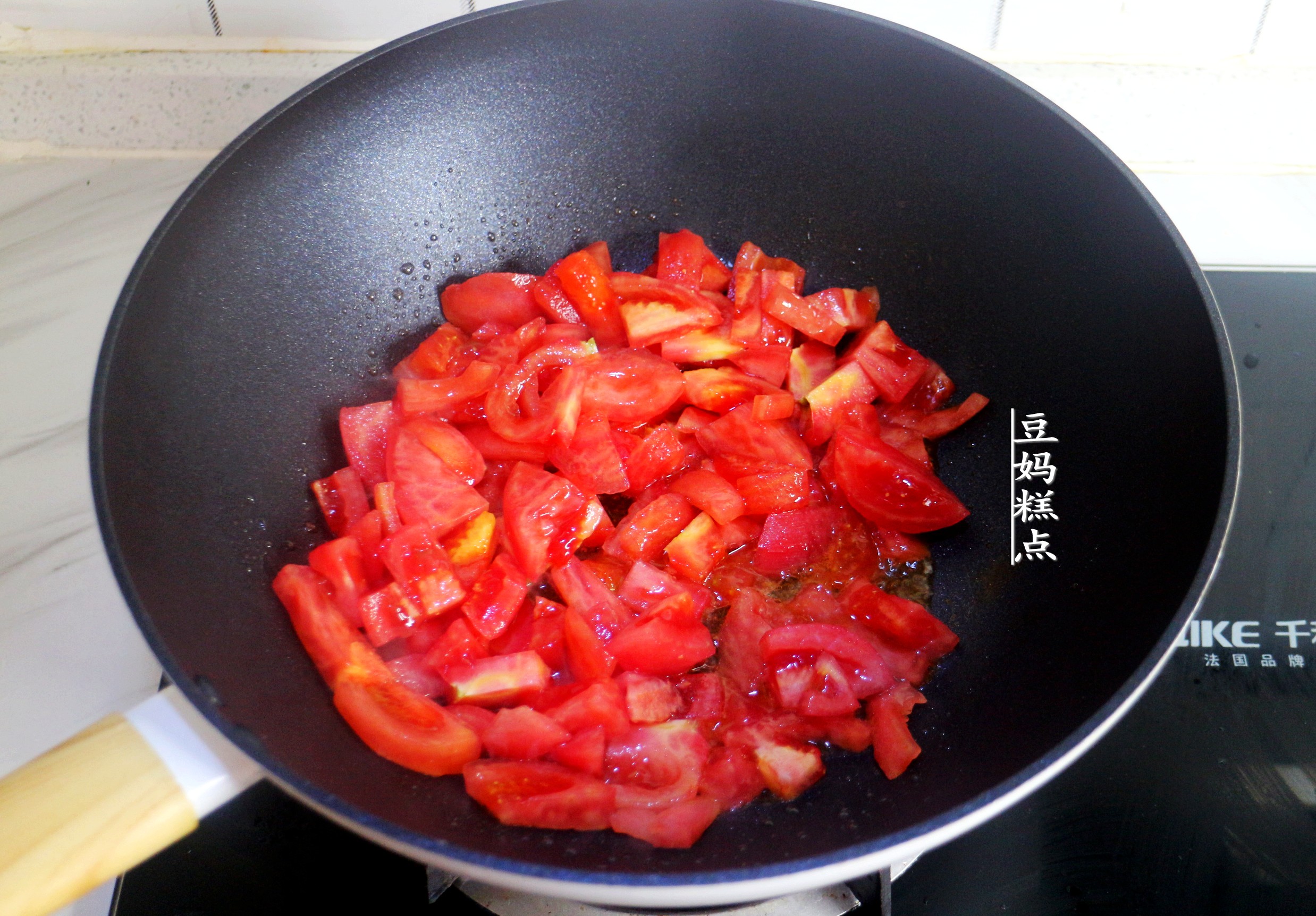 天冷了，用西紅柿煮蔬菜濃湯，酸香開胃，兒子每次2大碗