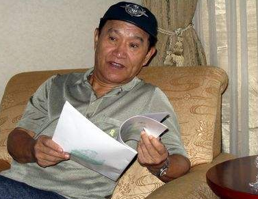 国家一级演员牛犇，住老年公寓自己剪发，儿子